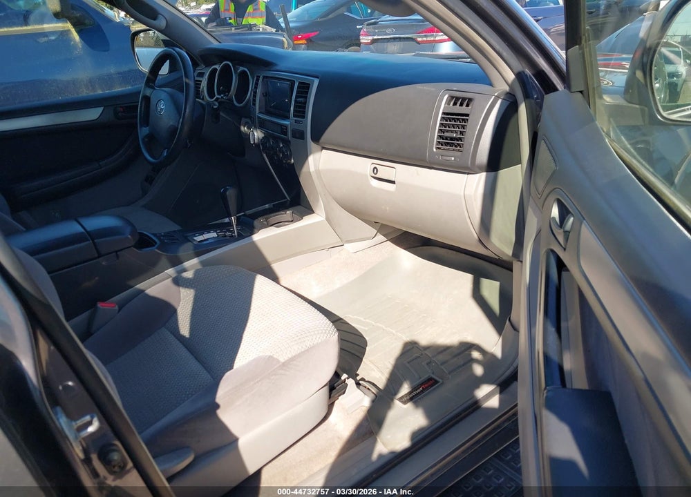 2005 TOYOTA 4RUNNER SR5 V8 VIN: JTEBT14R858027711