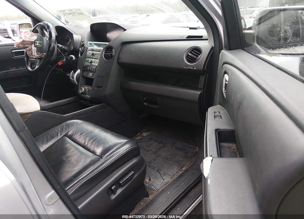 2011 HONDA PILOT TOURING VIN: 5FNYF3H95BB043095