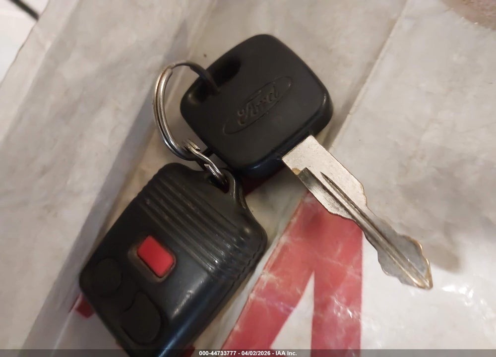 2000 FORD EXPLORER XLT VIN: 1FMZU73E3YZC54543