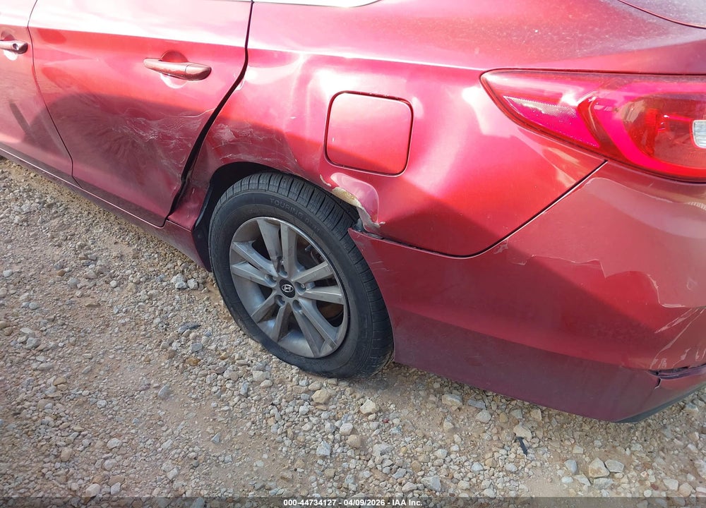 2015 HYUNDAI SONATA SE VIN: 5NPE24AF8FH042521