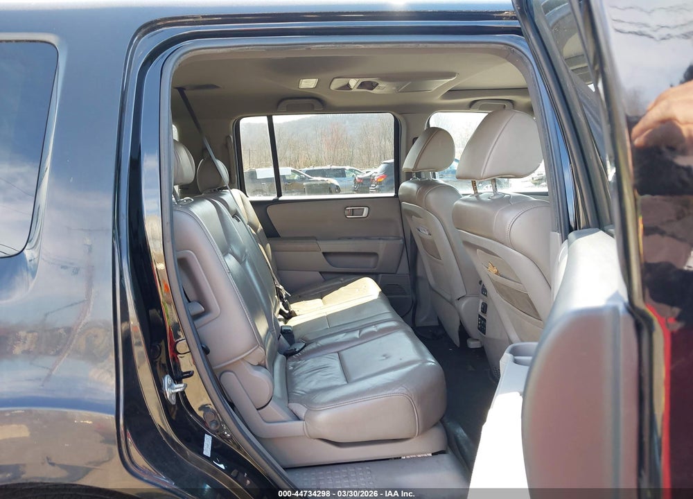 2011 HONDA PILOT EX-L VIN: 5FNYF4H68BB106329