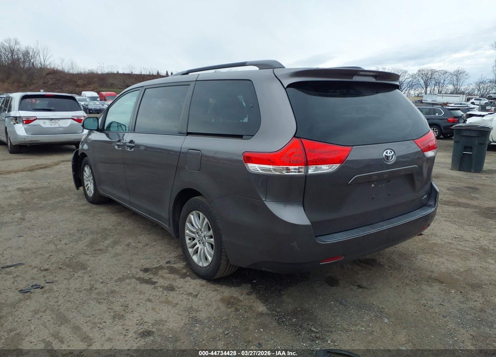 2013 TOYOTA SIENNA XLE V6 8 PASSENGER VIN: 5TDYK3DC7DS385031