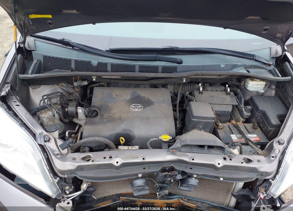 2013 TOYOTA SIENNA XLE V6 8 PASSENGER VIN: 5TDYK3DC7DS385031