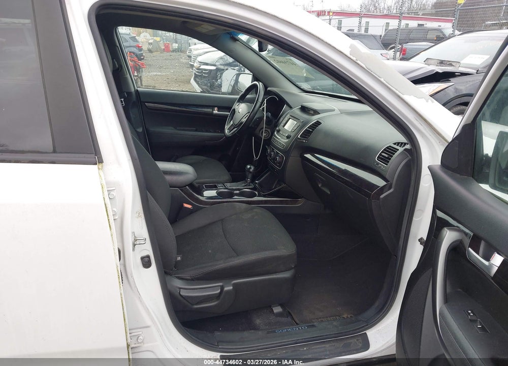 2014 KIA SORENTO LX VIN: 5XYKTCA69EG547242