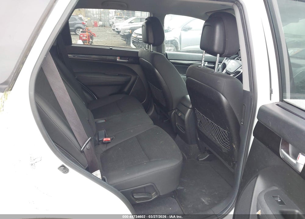 2014 KIA SORENTO LX VIN: 5XYKTCA69EG547242