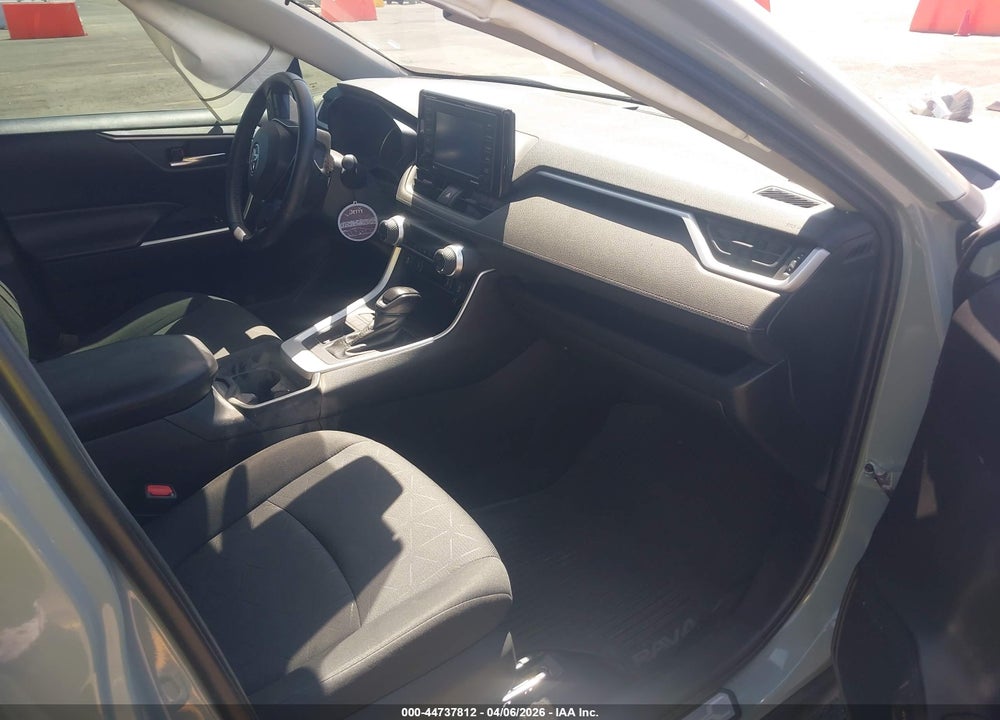2020 TOYOTA RAV4 XLE VIN: 2T3W1RFV7LW079004