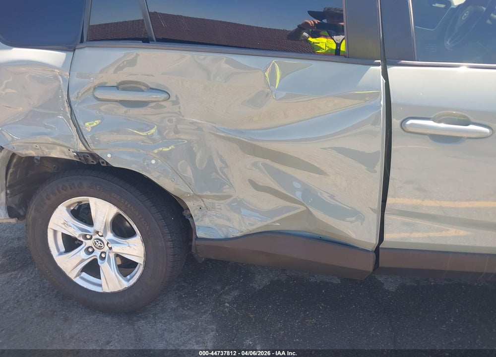 2020 TOYOTA RAV4 XLE VIN: 2T3W1RFV7LW079004