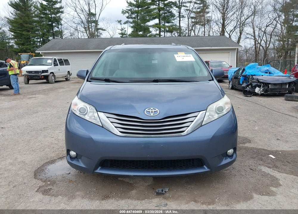 2015 TOYOTA SIENNA XLE 8 PASSENGER VIN: 5TDYK3DC6FS568049