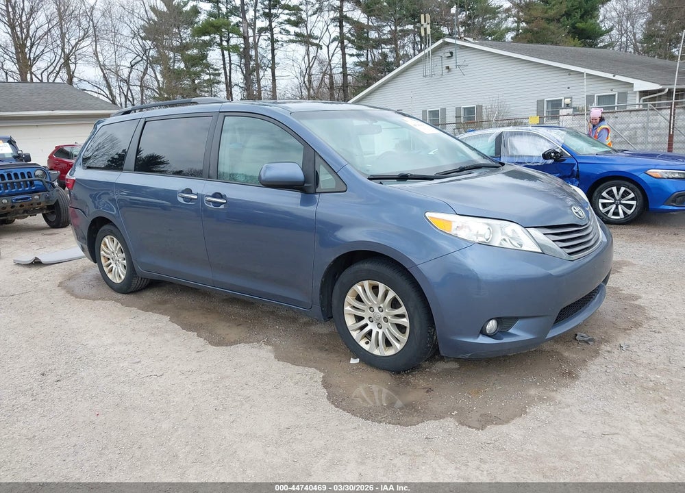 2015 TOYOTA SIENNA XLE 8 PASSENGER VIN: 5TDYK3DC6FS568049