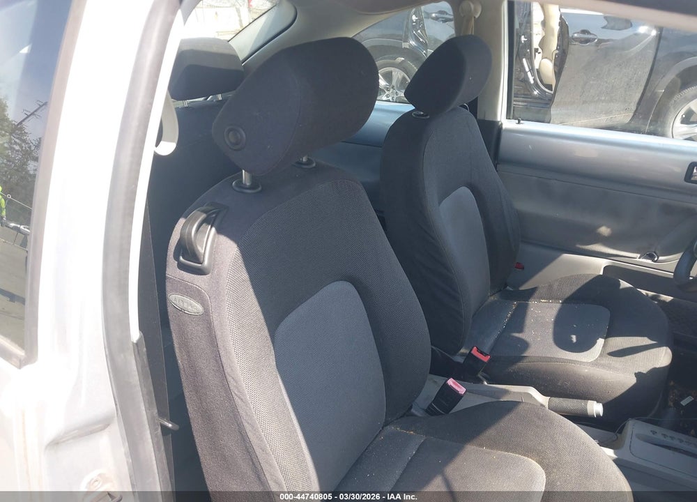 2004 VOLKSWAGEN NEW BEETLE GL VIN: 3VWBK31C74M411330