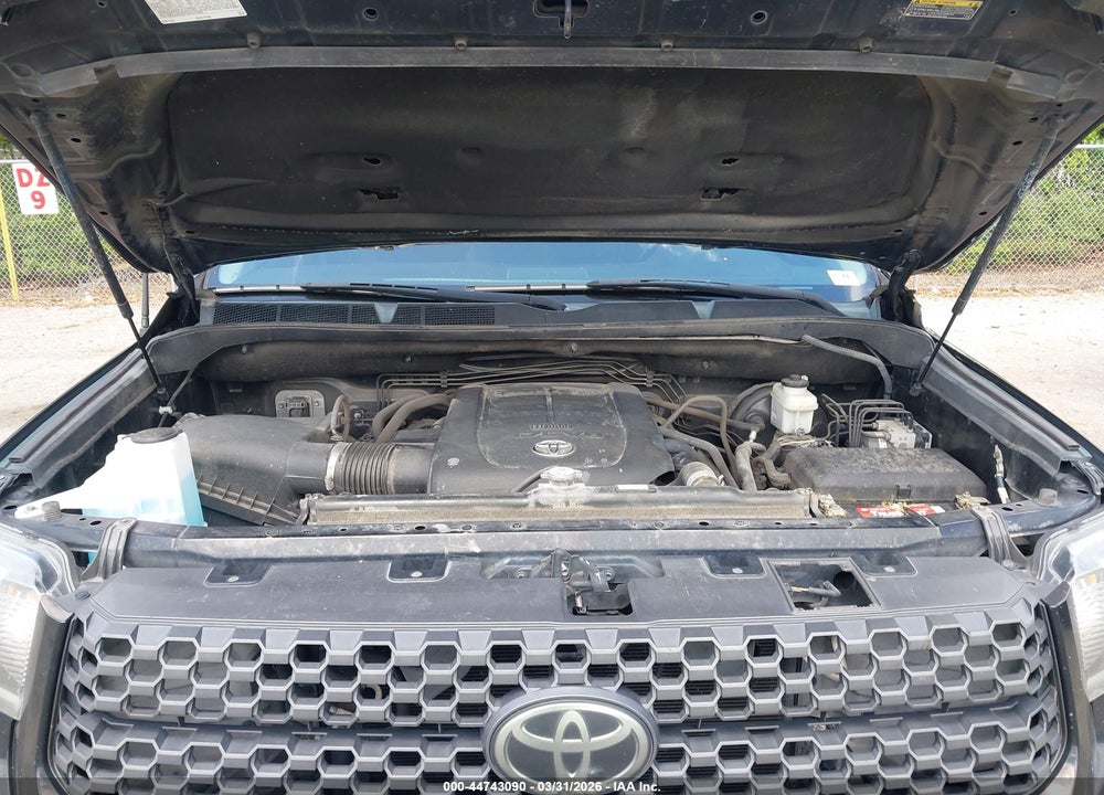 2018 TOYOTA TUNDRA SR5 5.7L V8 VIN: 5TFDW5F10JX761973