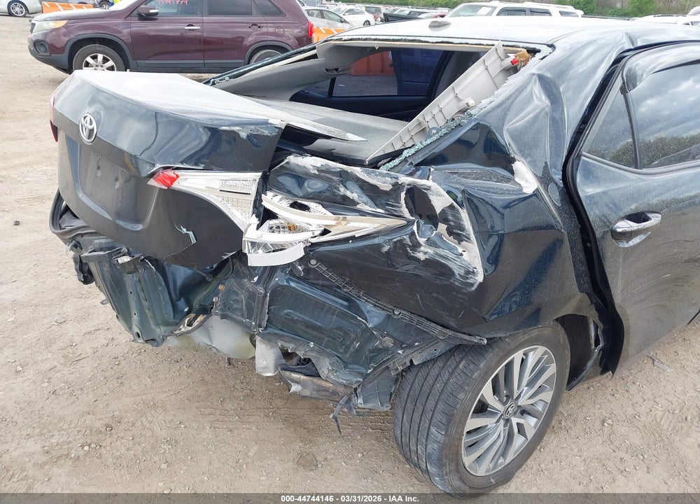 2019 TOYOTA COROLLA XLE VIN: 2T1BURHE2KC139797