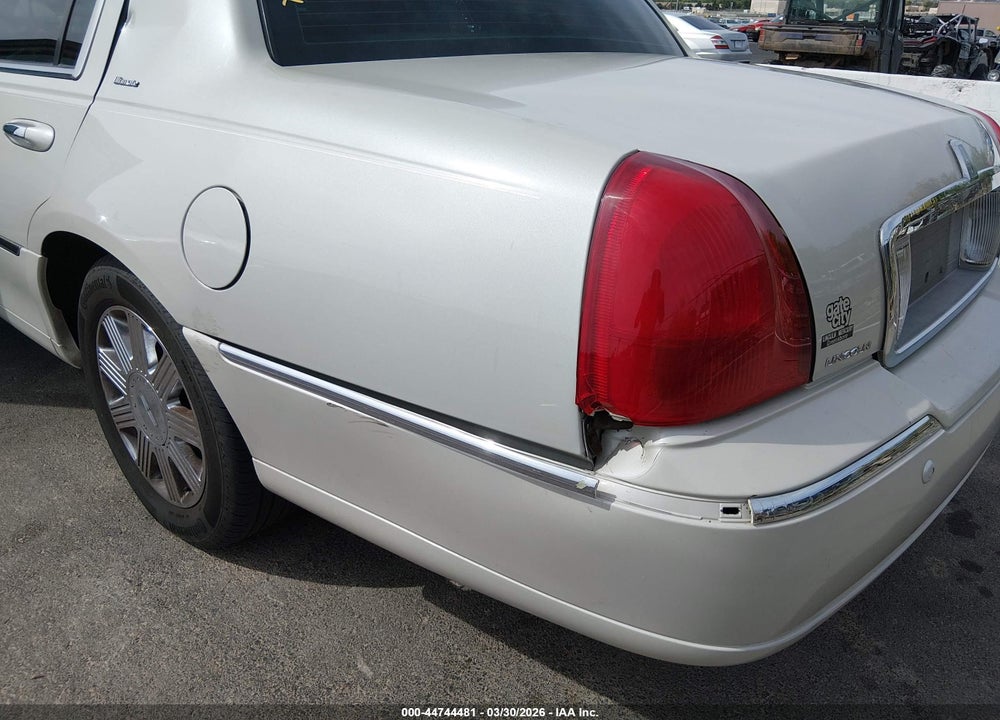 2004 LINCOLN TOWN CAR ULTIMATE VIN: 1LNHM83W64Y601955