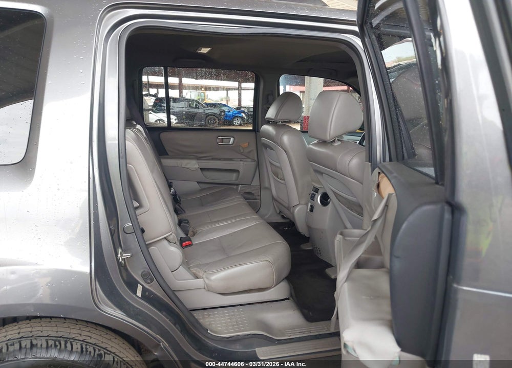 2011 HONDA PILOT EX-L VIN: 5FNYF3H50BB014231