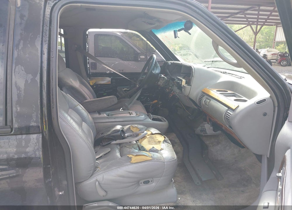 1995 CHEVROLET SUBURBAN C1500 VIN: 1GNEC16KXSJ360361