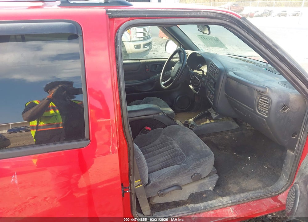 2000 CHEVROLET BLAZER VIN: 1GNDT13W8Y2401897