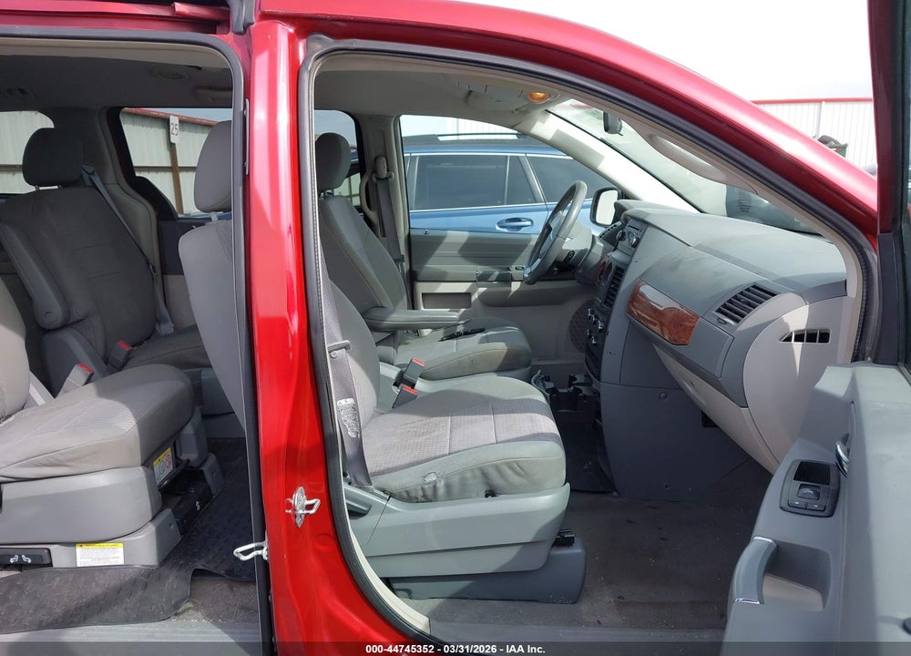 2008 CHRYSLER TOWN & COUNTRY LX VIN: 2A8HR44H38R601400