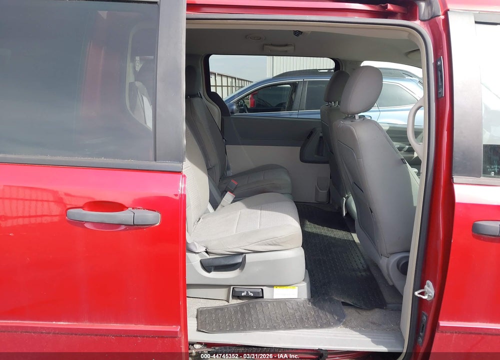 2008 CHRYSLER TOWN & COUNTRY LX VIN: 2A8HR44H38R601400