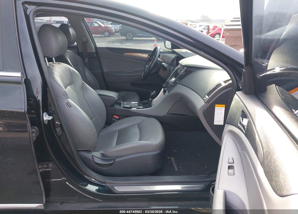 2015 HYUNDAI SONATA HYBRID LIMITED VIN: KMHEC4A46FA131650