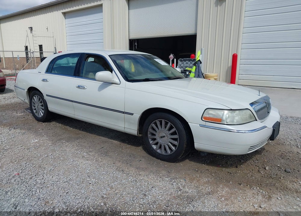 2005 LINCOLN TOWN CAR SIGNATURE VIN: 1LNHM81W55Y609601