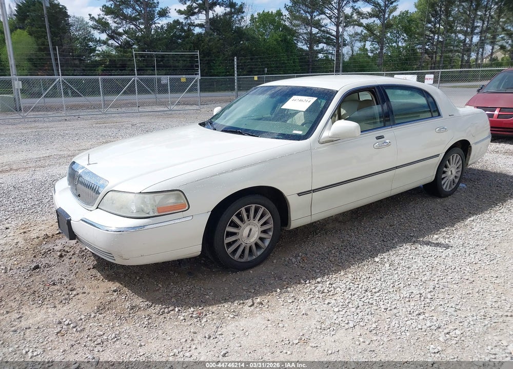 2005 LINCOLN TOWN CAR SIGNATURE VIN: 1LNHM81W55Y609601