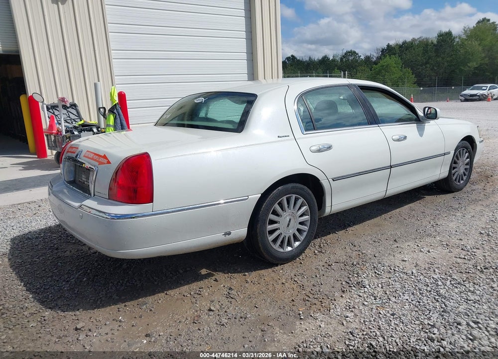2005 LINCOLN TOWN CAR SIGNATURE VIN: 1LNHM81W55Y609601
