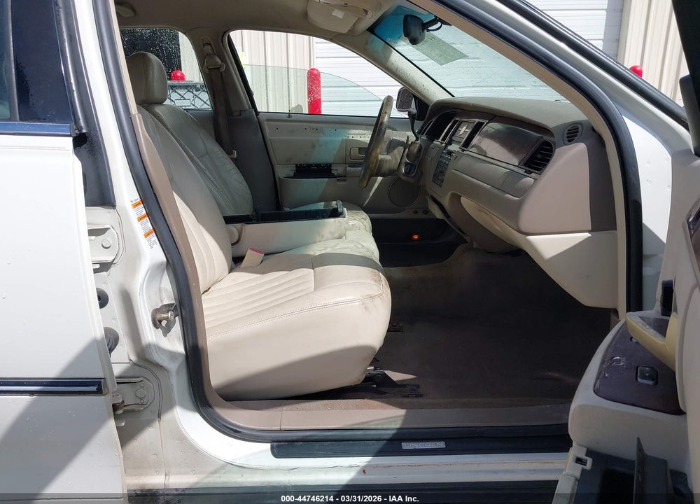 2005 LINCOLN TOWN CAR SIGNATURE VIN: 1LNHM81W55Y609601