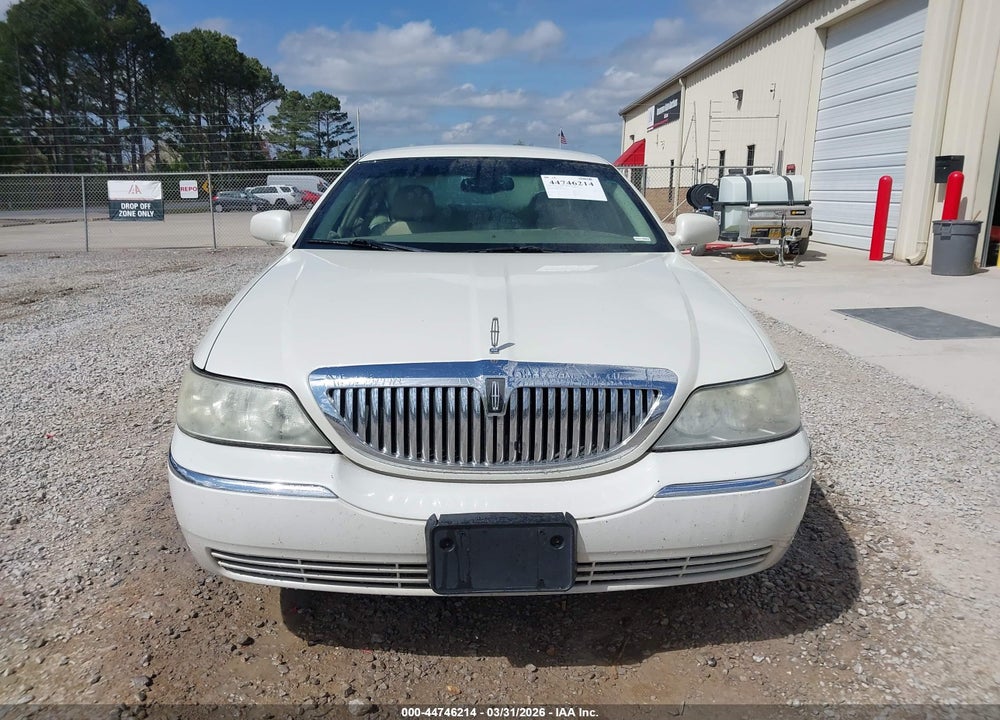 2005 LINCOLN TOWN CAR SIGNATURE VIN: 1LNHM81W55Y609601