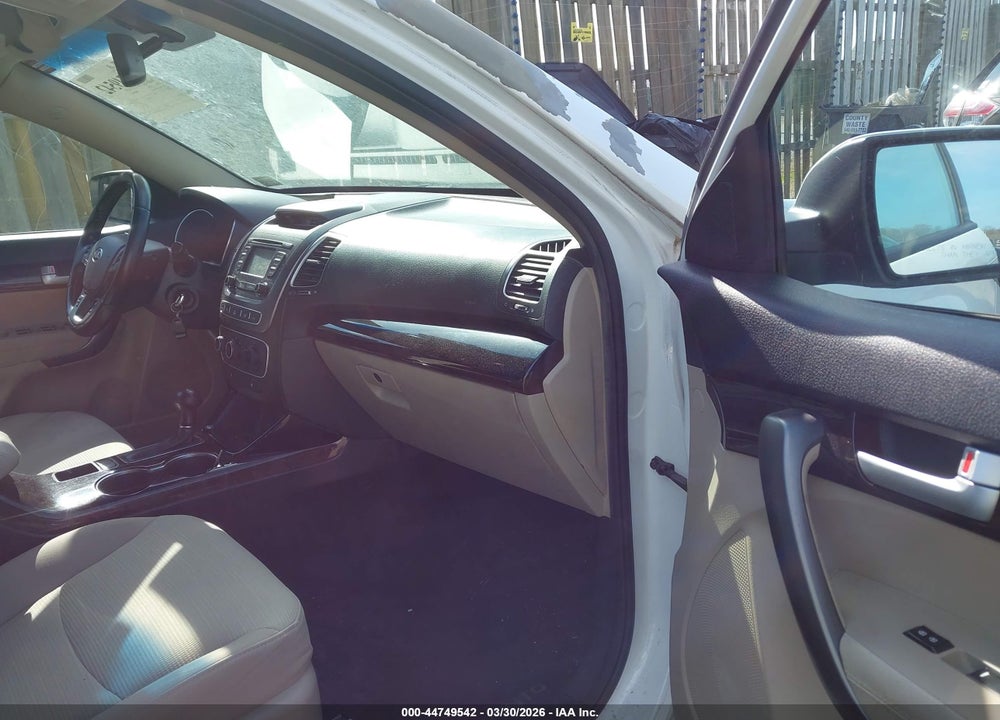 2015 KIA SORENTO LX VIN: 5XYKT4A66FG586572