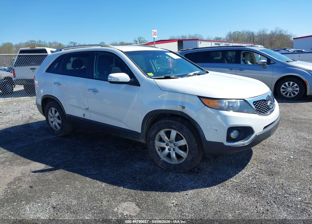 2013 KIA SORENTO LX VIN: 5XYKT3A61DG325096