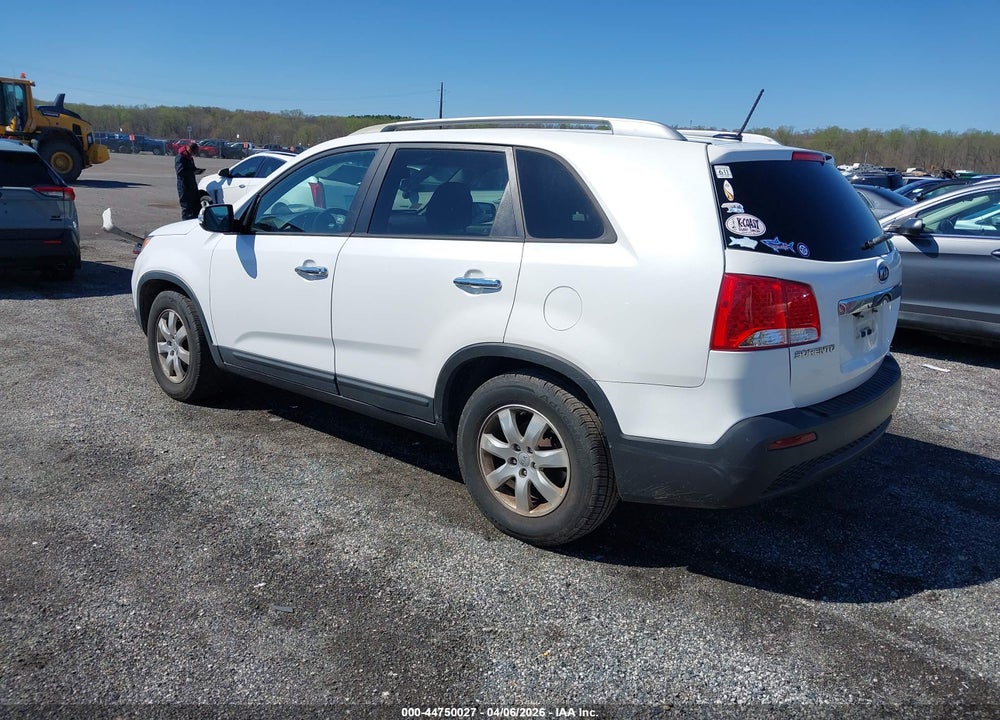 2013 KIA SORENTO LX VIN: 5XYKT3A61DG325096