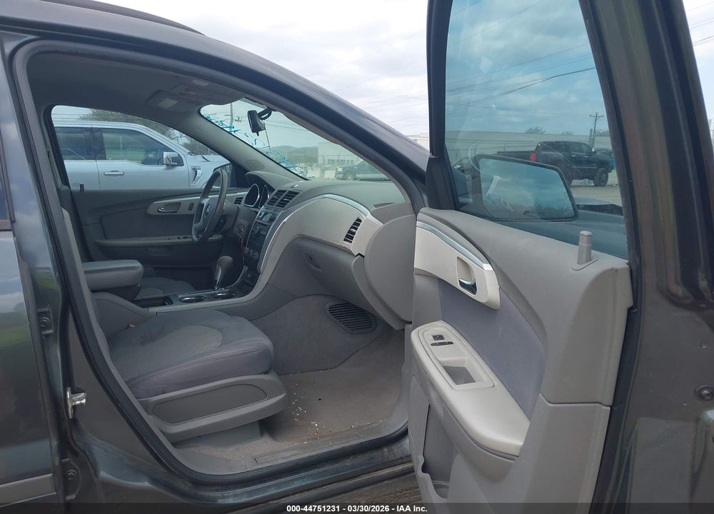 2011 CHEVROLET TRAVERSE LS VIN: 1GNKRFED2BJ224033