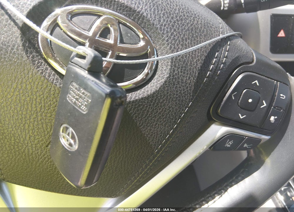 2019 TOYOTA HIGHLANDER XLE VIN: 5TDKZRFHXKS351918