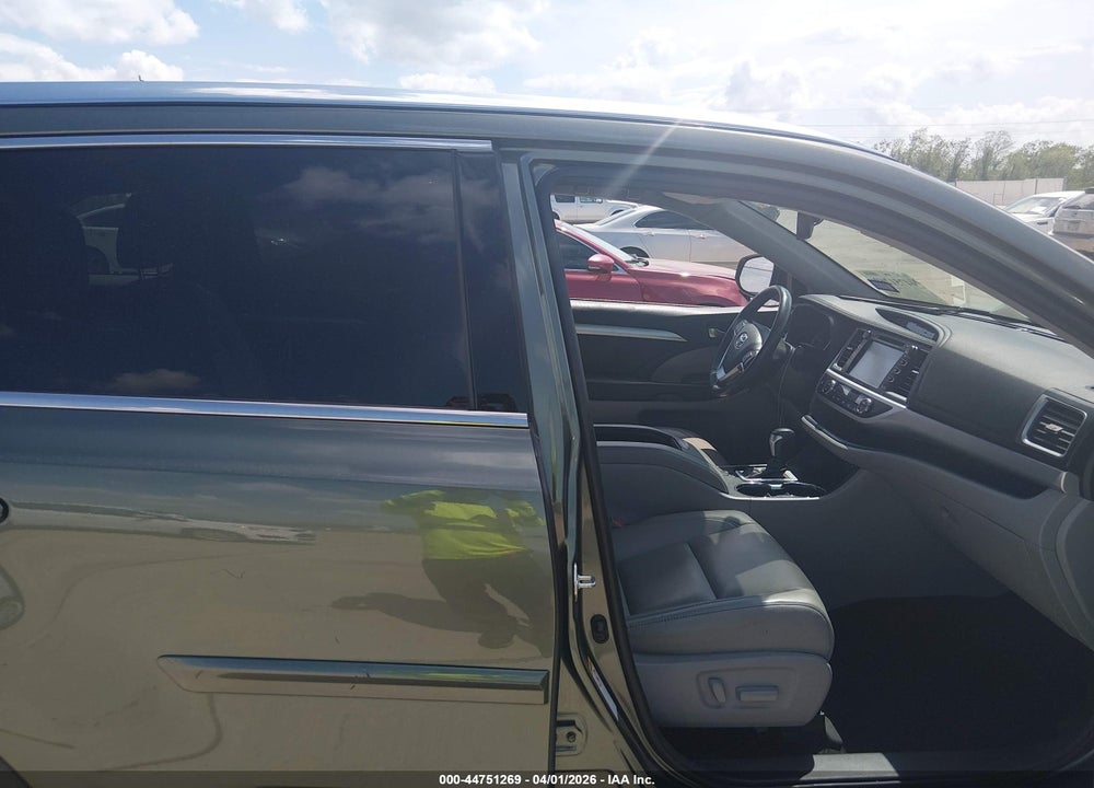 2019 TOYOTA HIGHLANDER XLE VIN: 5TDKZRFHXKS351918