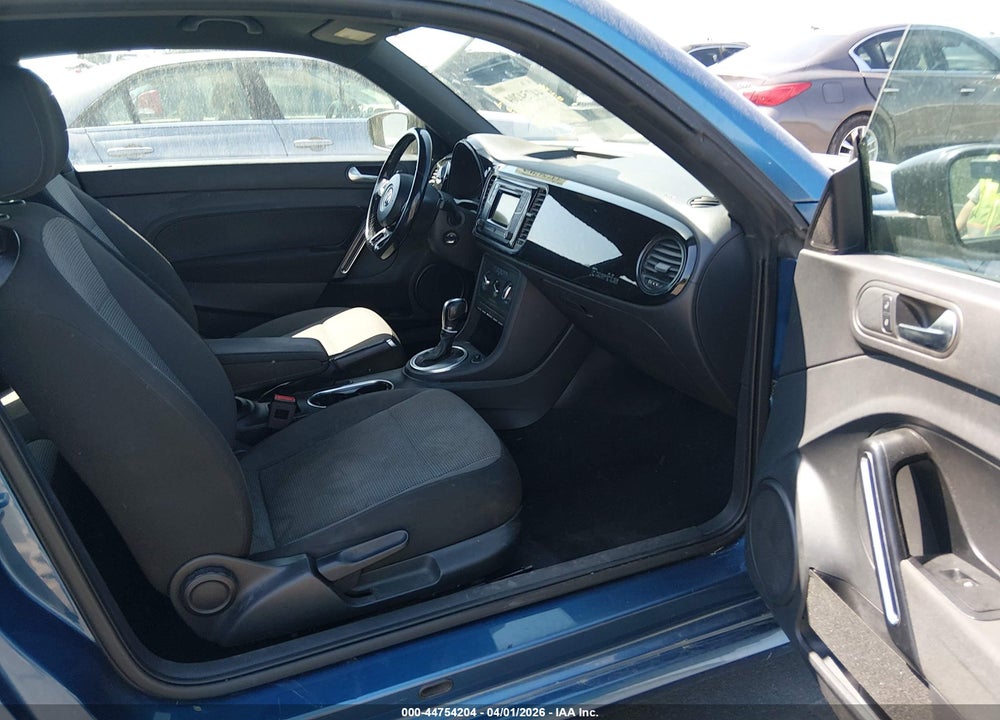 2018 VOLKSWAGEN BEETLE VIN: 3VWFD7ATXJM716660