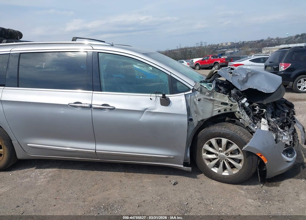 2019 CHRYSLER PACIFICA TOURING L VIN: 2C4RC1BG8KR665641