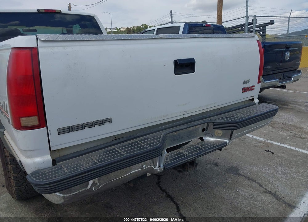 1998 GMC SIERRA 2500 HD SL VIN: 1GTGK29R4WE558919