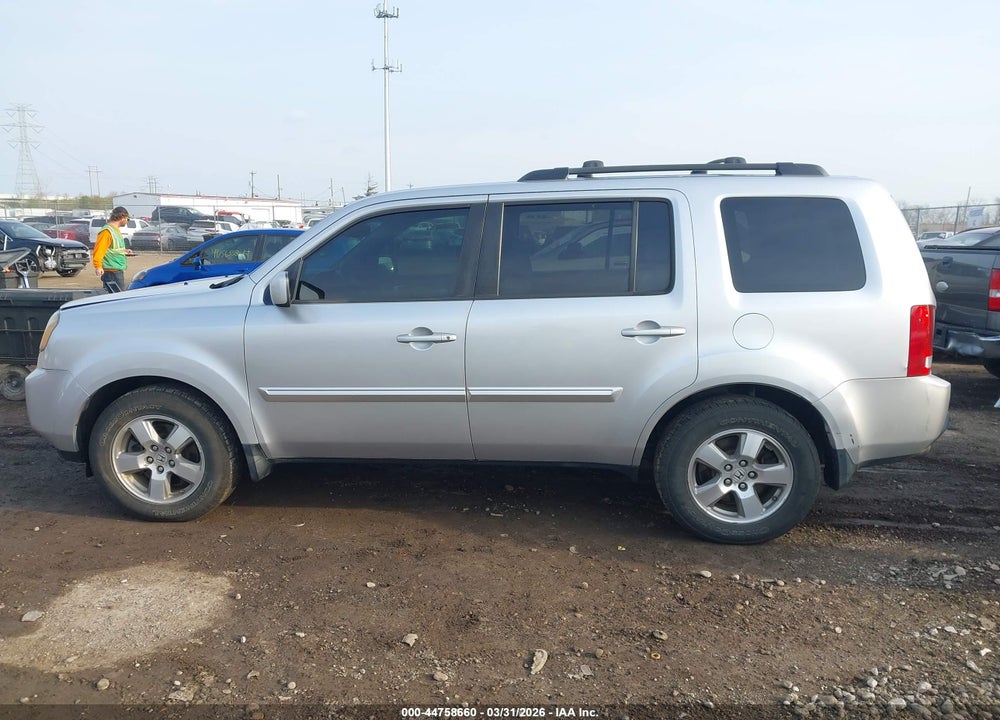 2011 HONDA PILOT EX-L VIN: 5FNYF4H53BB017890