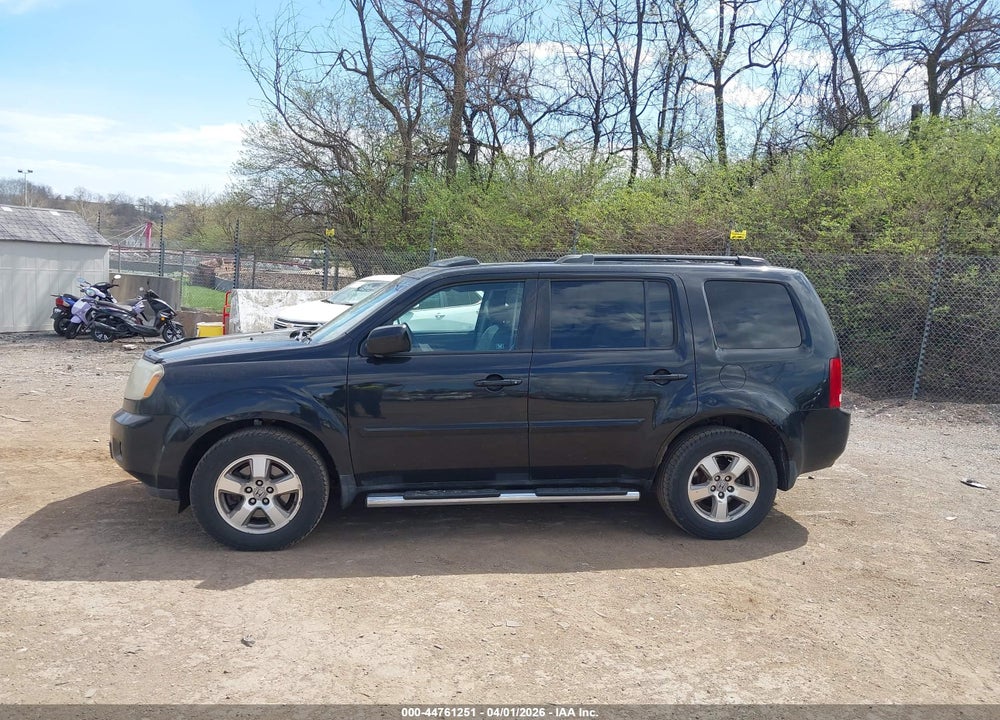 2011 HONDA PILOT EX-L VIN: 5FNYF4H56BB022212