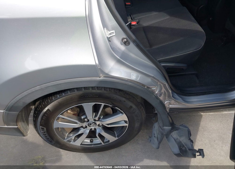 2018 TOYOTA RAV4 XLE VIN: 2T3RFREV0JW815178