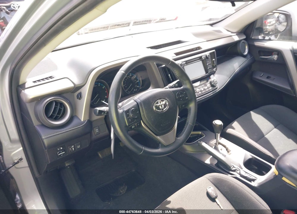 2018 TOYOTA RAV4 XLE VIN: 2T3RFREV0JW815178