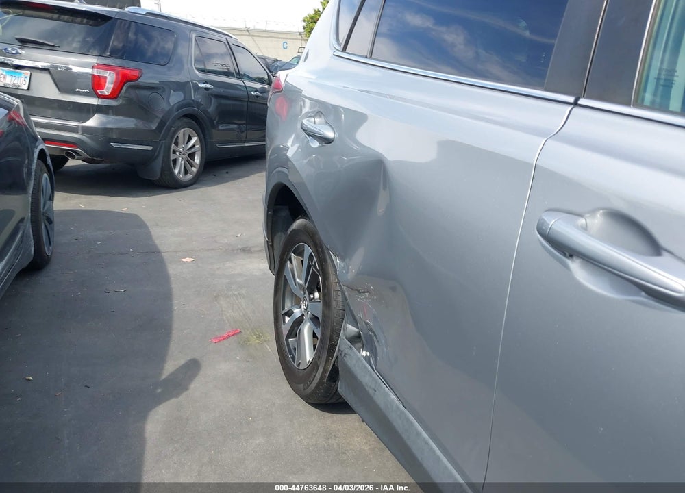 2018 TOYOTA RAV4 XLE VIN: 2T3RFREV0JW815178