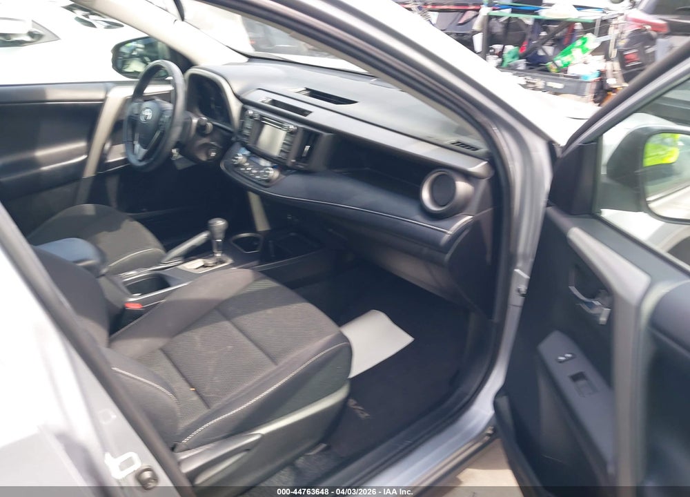 2018 TOYOTA RAV4 XLE VIN: 2T3RFREV0JW815178