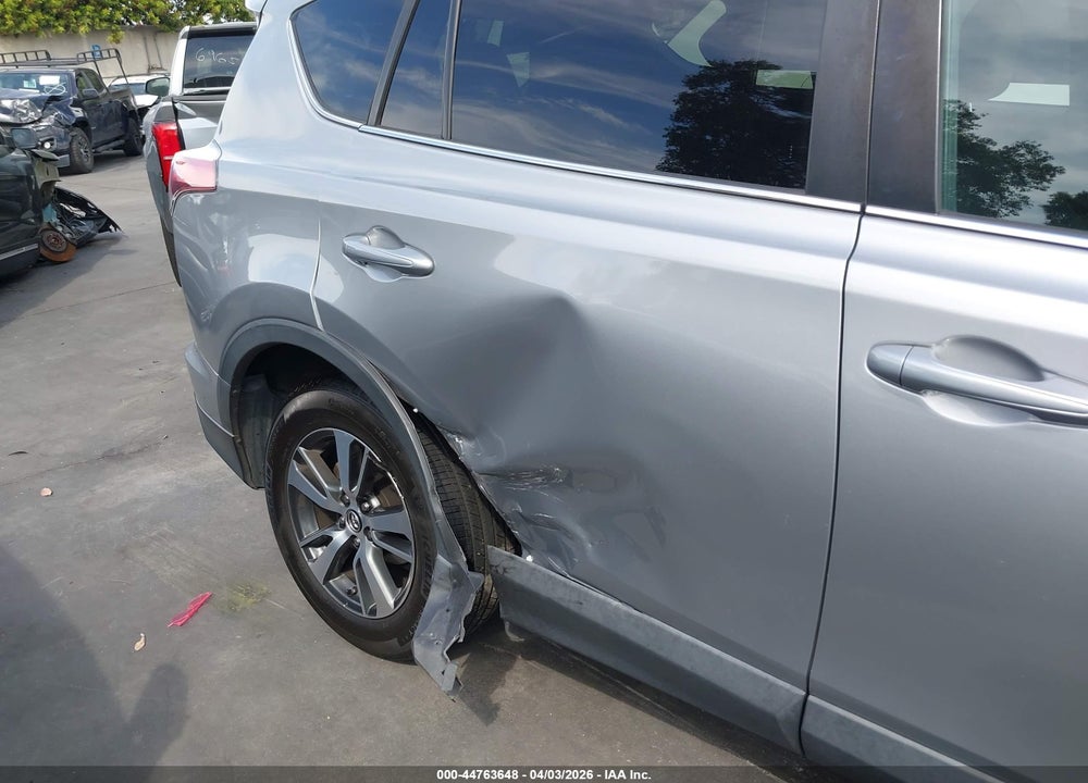 2018 TOYOTA RAV4 XLE VIN: 2T3RFREV0JW815178