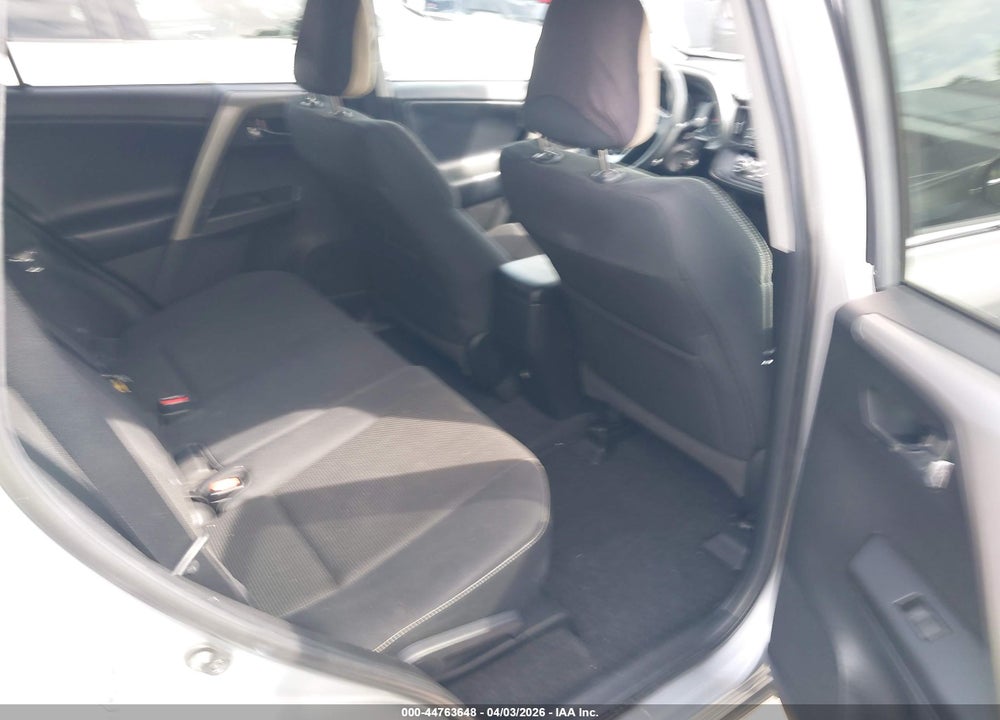 2018 TOYOTA RAV4 XLE VIN: 2T3RFREV0JW815178