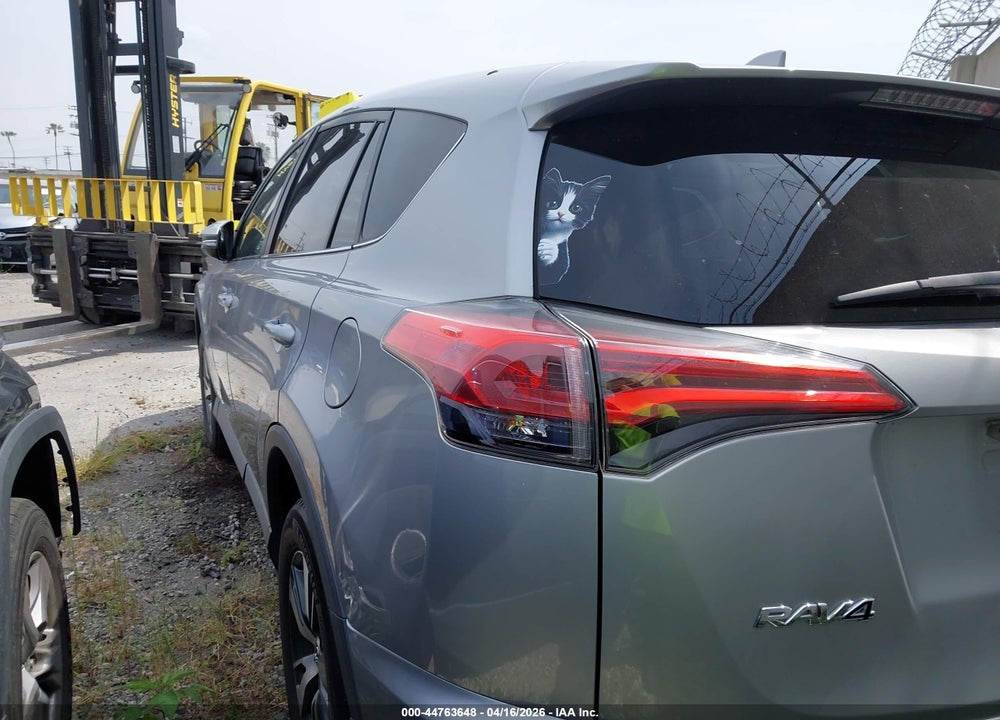 2018 TOYOTA RAV4 XLE VIN: 2T3RFREV0JW815178
