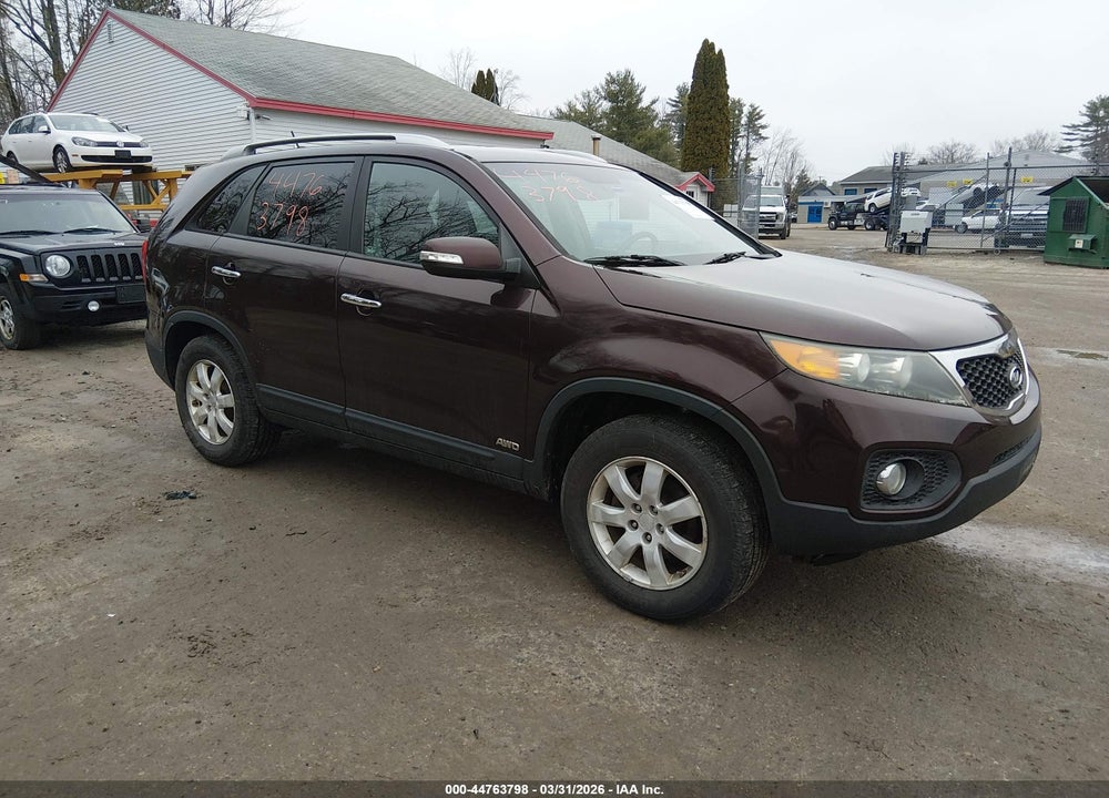 2011 KIA SORENTO LX VIN: 5XYKTCA18BG139217