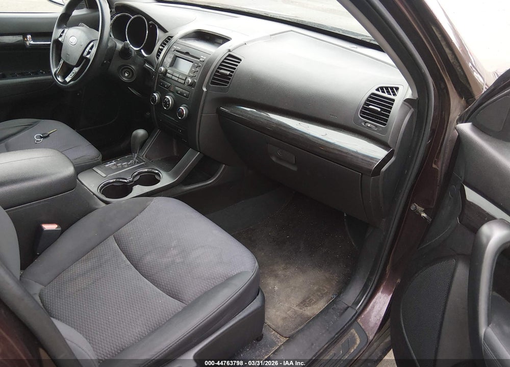 2011 KIA SORENTO LX VIN: 5XYKTCA18BG139217