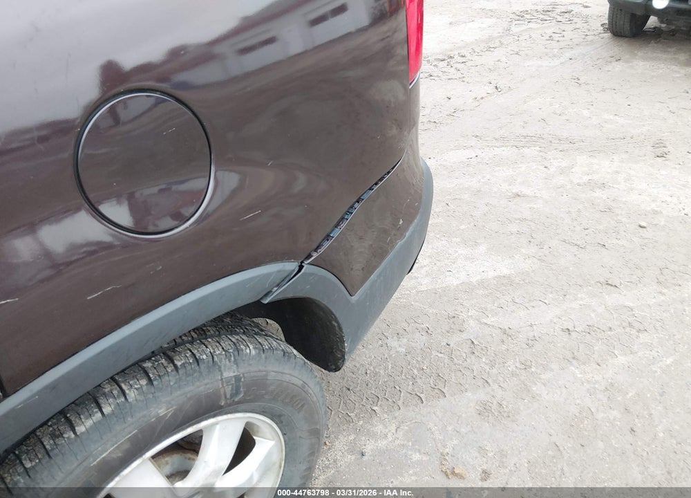 2011 KIA SORENTO LX VIN: 5XYKTCA18BG139217
