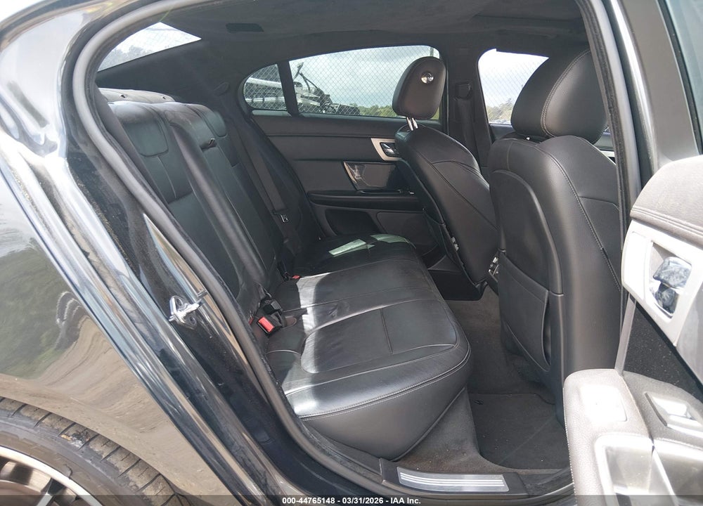 2015 JAGUAR XF VIN: SAJWA0F74F8U76324